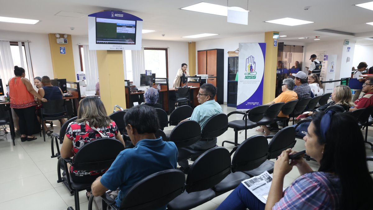 Afiliados al Instituto Ecuatoriano de Seguridad Social (IESS) realizan diversos trámites en el centro de atención de la Avenida de las Américas, en Guayaquil.