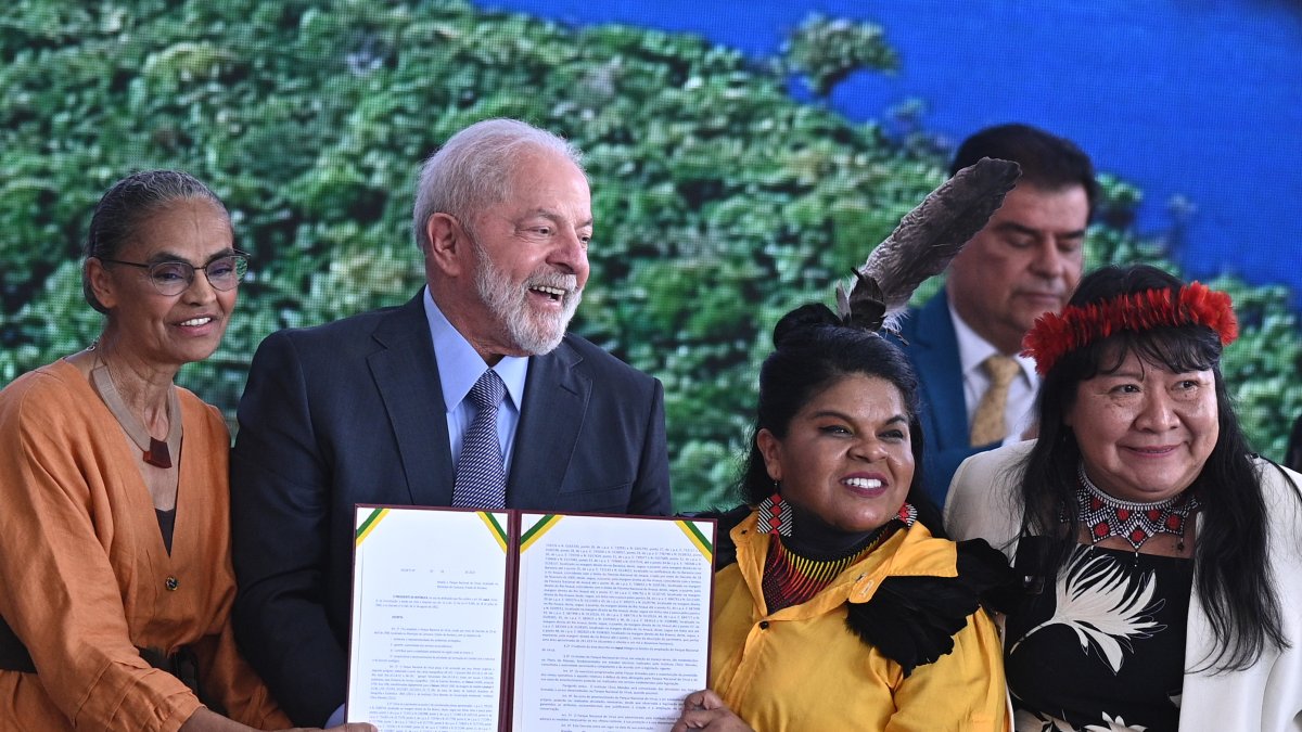  Luiz Inácio Lula da Silva,   junto a la ministra de Medio Ambiente, Marina Silva (i), la ministra de los Pueblos Indígenas, Sonia Guajajara (c-d). 