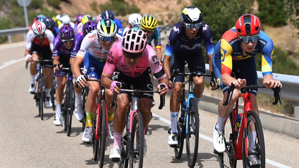 Jonathan Caicedo (c) estuvo cerca de ganar la etapa 11 de la ronda española.