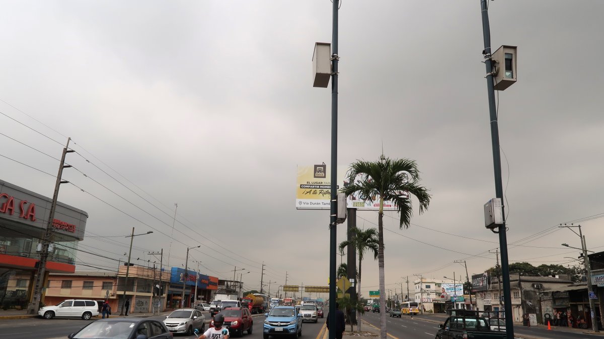 1. Radares. A diferencia de los radares de Guayaquil, los de Durán no muestran la numeración. De allí que los conductores se guían por su velocímetro. Sin embargo, pese a que van a menos de 50 kilómetros, la multa les llega