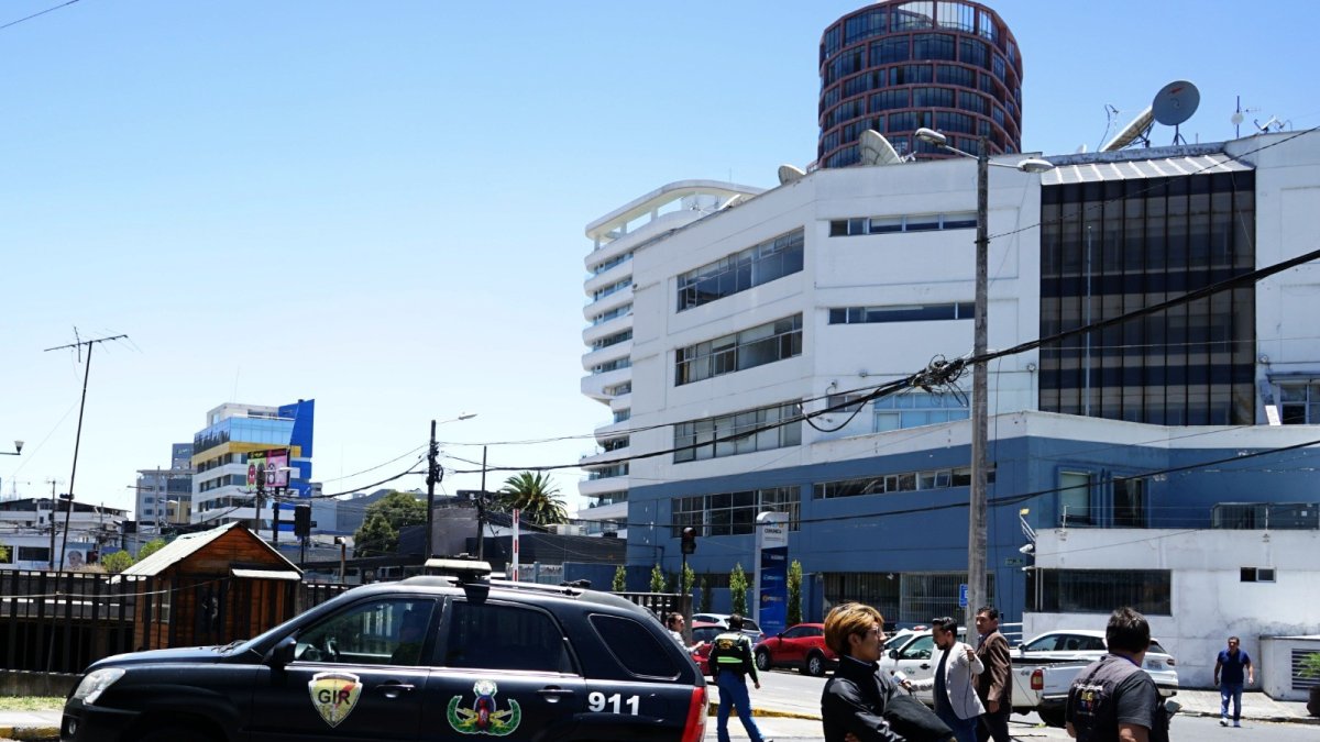 Revisión. Personal de los Medios públicos fue desalojado.