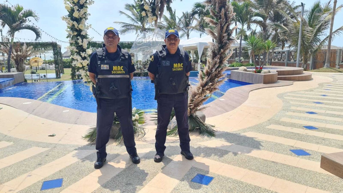 Boda. Dos de los guardias contratados para dar seguridad en un matrimonio.