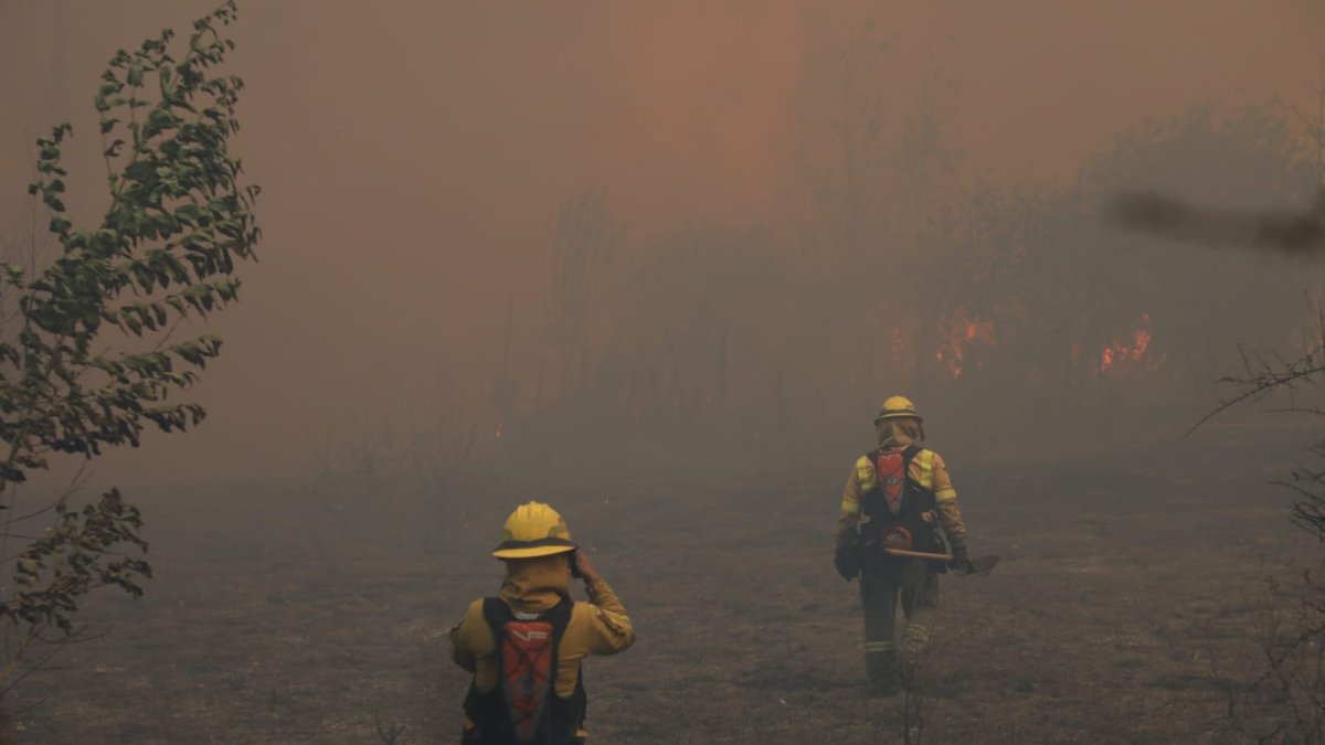 Incontrolable. Por más de seis horas permanecieron los bomberos en los puntos afectados para evitar que las llamas se propaguen hacia las casas