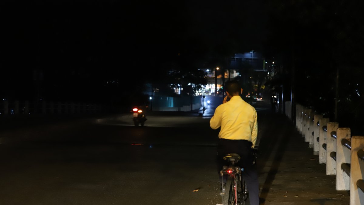 Afectación. Las vías quedan a oscuras por el robo de cables y luminarias, situación que al parecer de la ciudadanía, da paso a la presencia de la delincuencia.