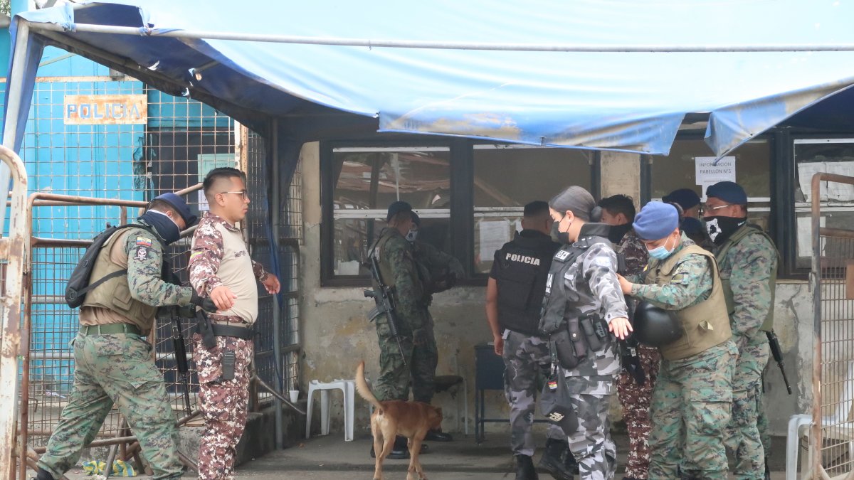 Revisión. Control de rutina en exteriores de la Penitenciaría del Litoral.