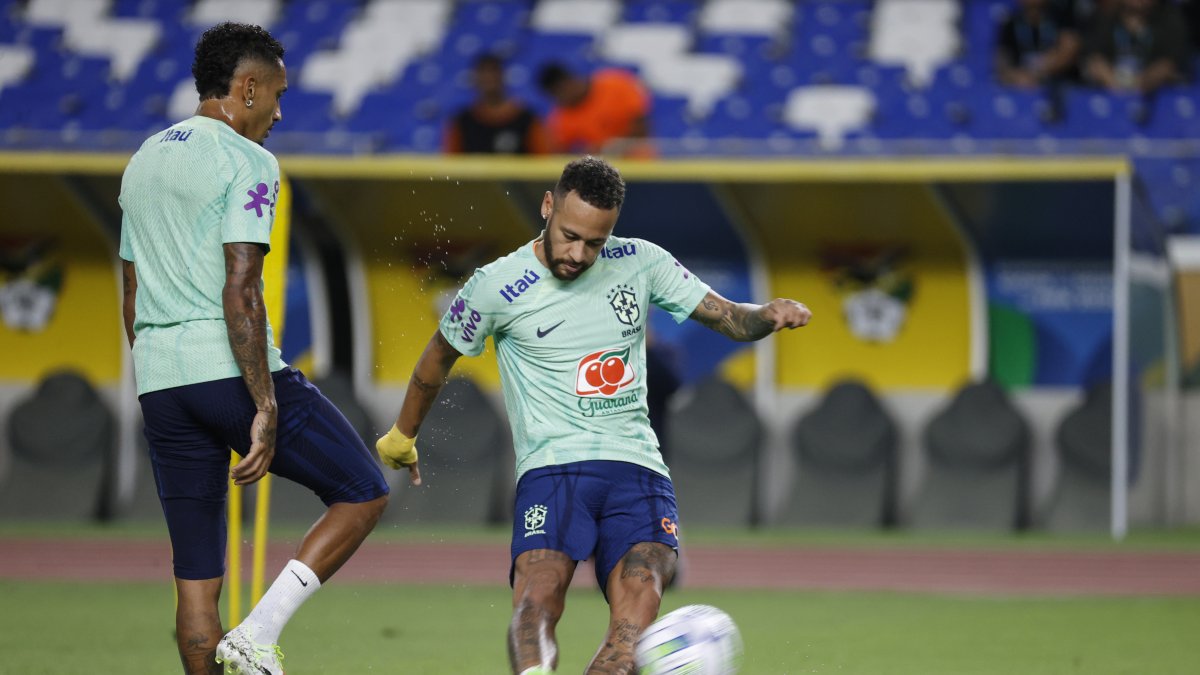 Neymar afina su puntería durante el entrenamiento de la verdeamarela.