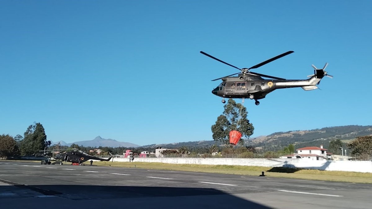 Ayuda. Miembros de las Fuerzas Armadas y la Policía emplean medios aéreos para sofocar los incendios.