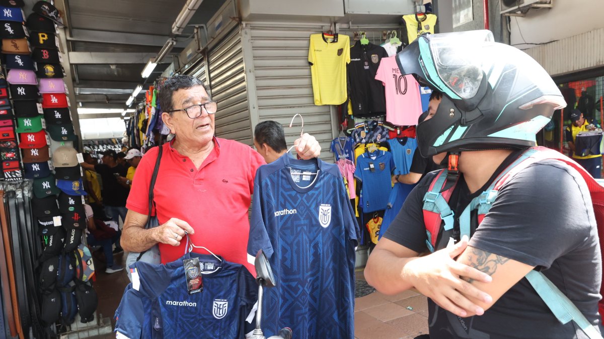 Las personas se acercan a la bahía para adquirir la camiseta de la selección.