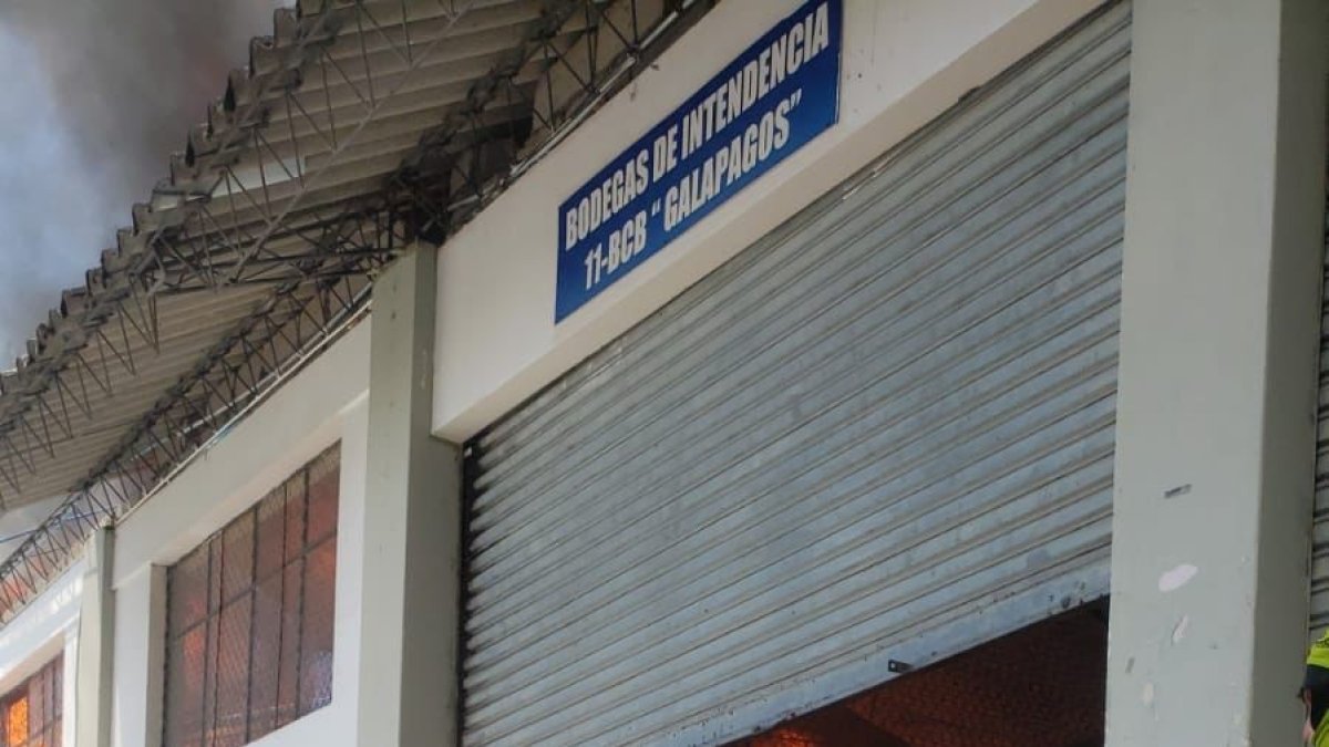 Daños. Las llamas consumieron colchones y otros materiales que se guardaban en las bodegas de ese reparto militar.