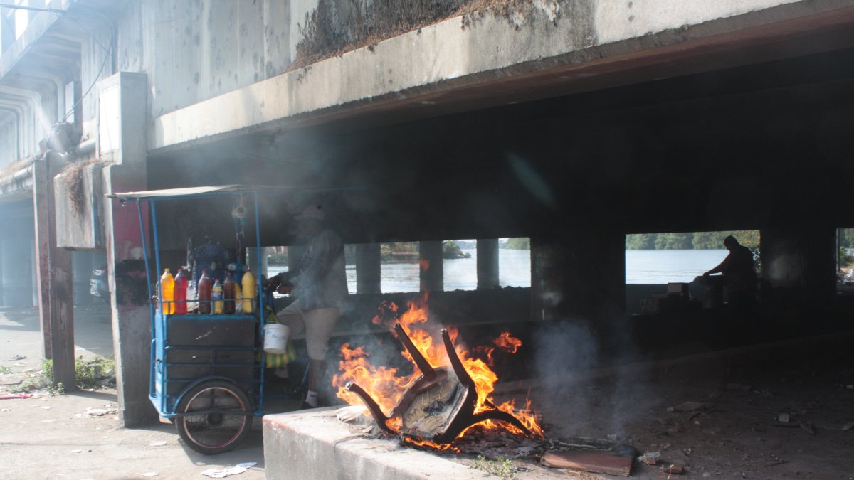Cables. A plena luz del día, supuestos chamberos o consumidores queman cables de luz o teléfono con otros objetos, para obtener el cobre y venderlo.