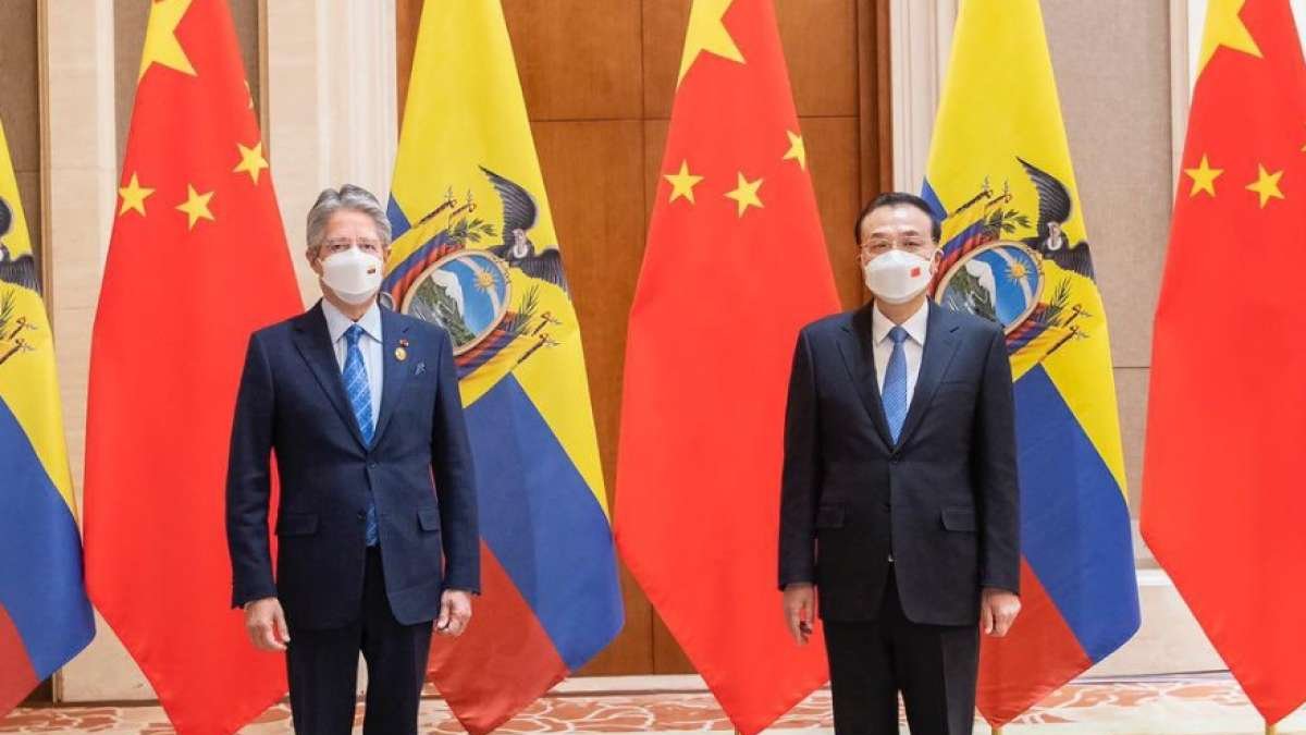 Guillermo Lasso (izq.) junto a Li Keqiang, primer ministro de China, en una visita oficial en febrero de 2022.