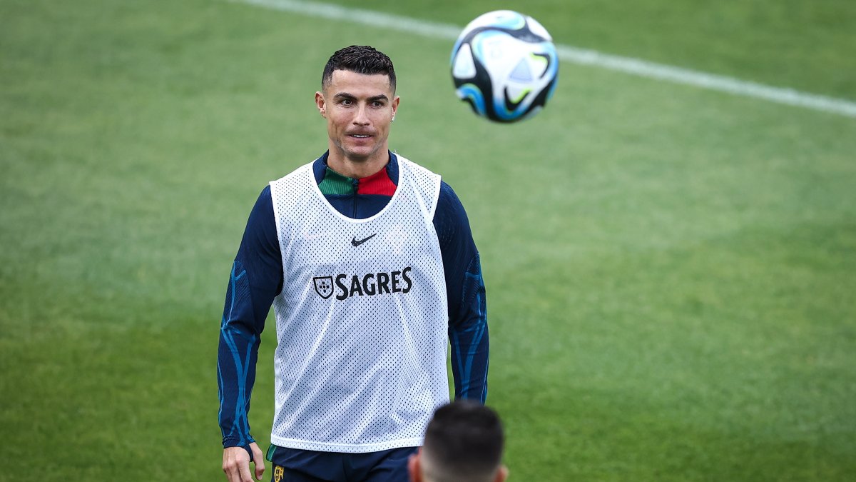 El futbolista del equipo nacional de Portugal, Cristiano Ronaldo, en acción durante una sesión de entrenamiento para la fase de clasificación de la UEFA euro 2024.