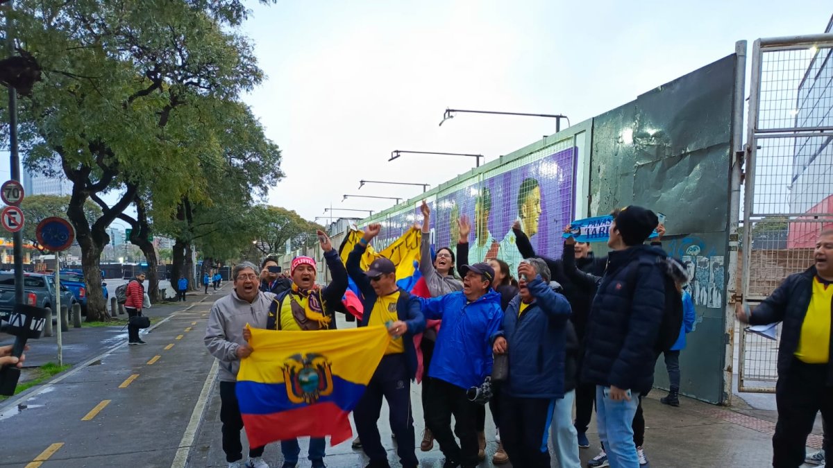 Hinchas ecuatorianos en los alrededores del estadio Monumental en buennos Aires, Argentina.
