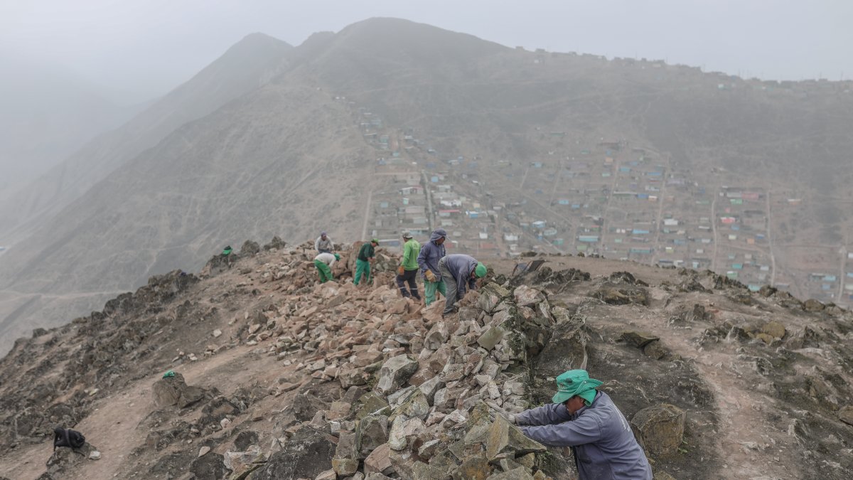 Operarios trabajan en el desmonte de un muro que divide los distritos de La Molina y Villa del Triunfo.