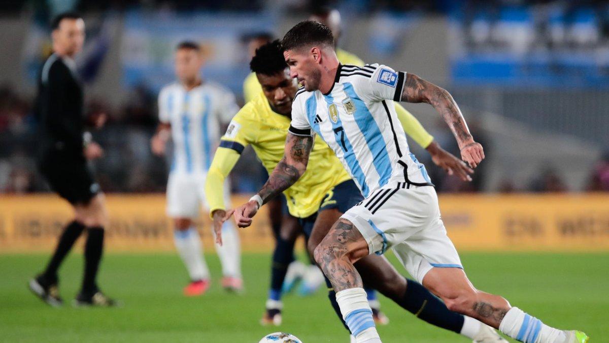 Rodrigo De Paul (d) de Argentina disputa el balón con José Cifuentes de Ecuador en un partido de las Eliminatorias Sudamericanas para la Copa Mundial de Fútbol 2026 entre Argentina y Ecuador.