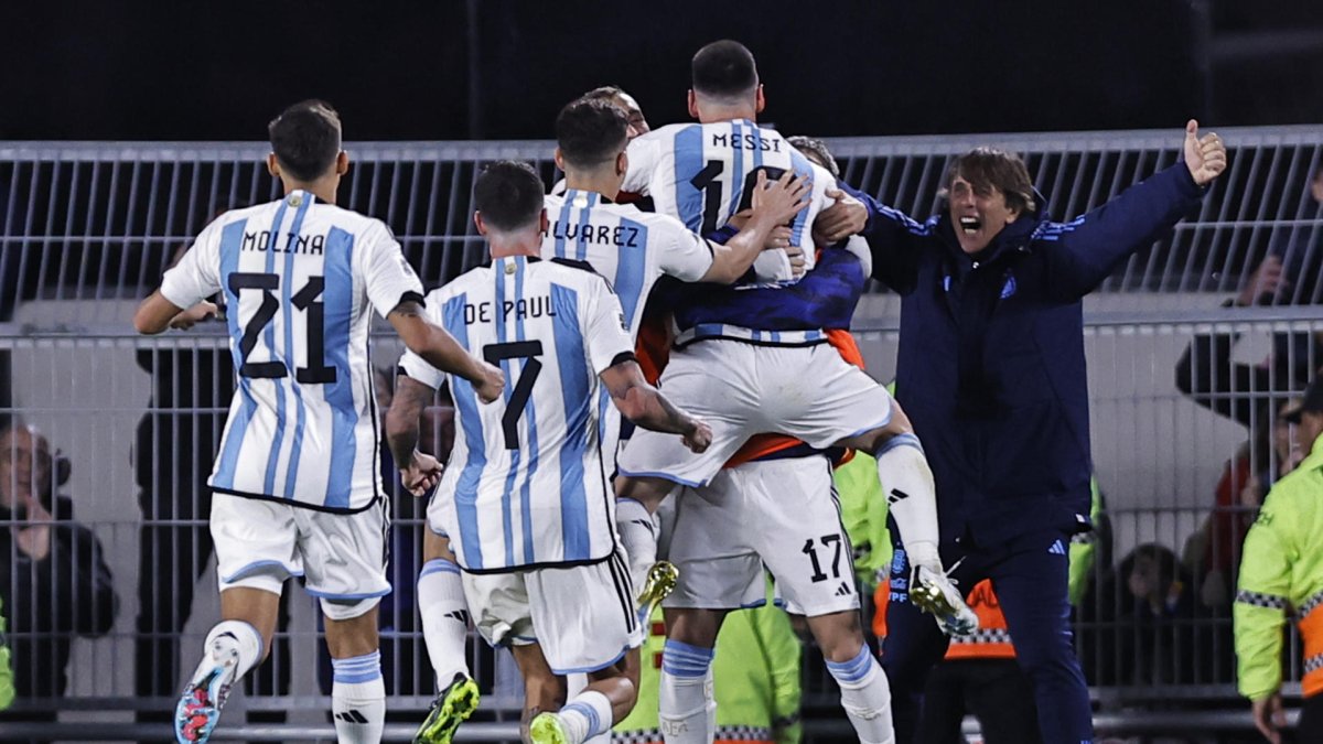Lionel Messi (arriba) de Argentina celebra su gol hoy, en un partido de las Eliminatorias Sudamericanas para la Copa Mundial de Fútbol 2026.