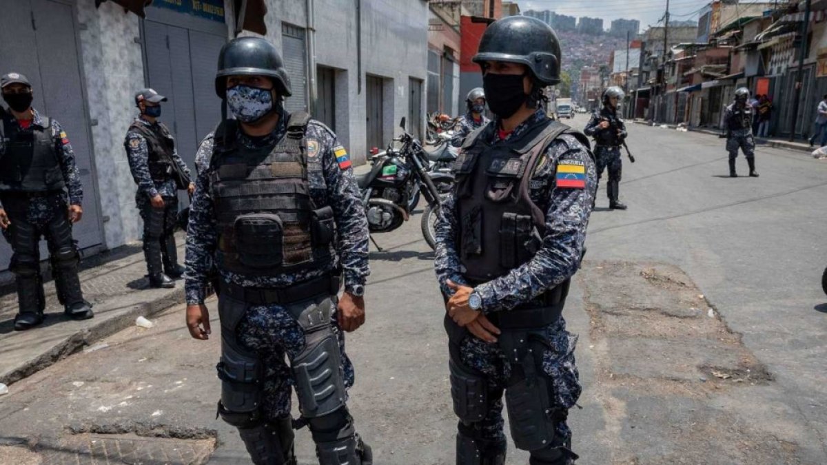 Fuerzas del orden venezolanas llevaron a cabo un operativo donde se capturó a los implicados en estos delitos.