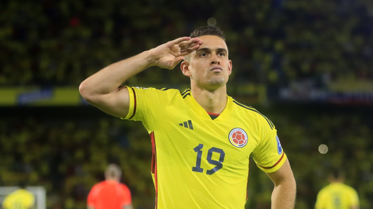 Rafael Santos Borré de Colombia celebra un gol, en un partido de las Eliminatorias Sudamericanas para la Copa Mundial de Fútbol 2026 entre Colombia y Venezuela.