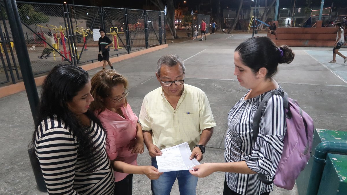 Unidos. Jenny Pérez (i), Karina Murgueitio, Abdón Cabrera y Lucía Andrade realizan gestiones para mejorar en Pradera 2 las condiciones.