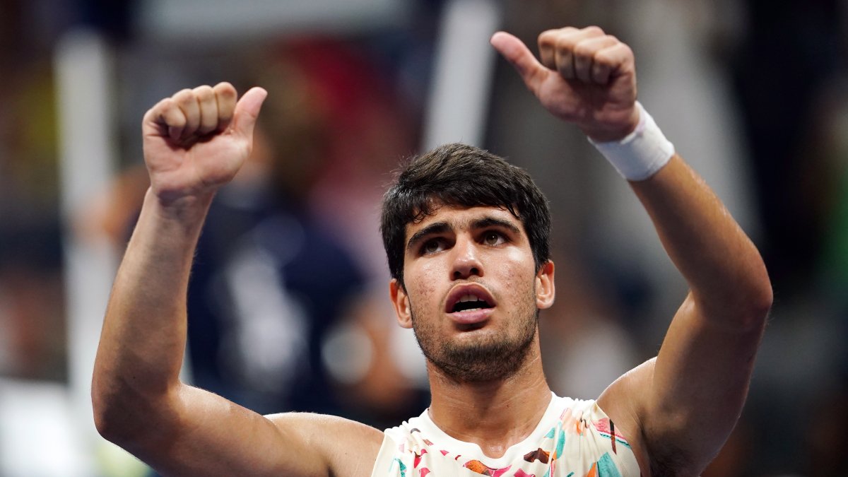 El español Carlos Alcaraz celebra tras ganar el partido contra el alemán Alexander Zverev.