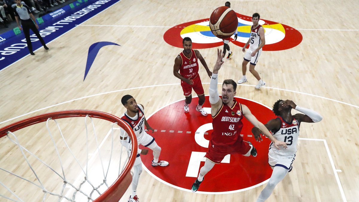 Andreas Obst #42 de Alemania conduce a la canasta contra Tyrese Haliburton #4 (L) y Jaren Jackson Jr. #13 de los Estados Unidos en el último cuarto.