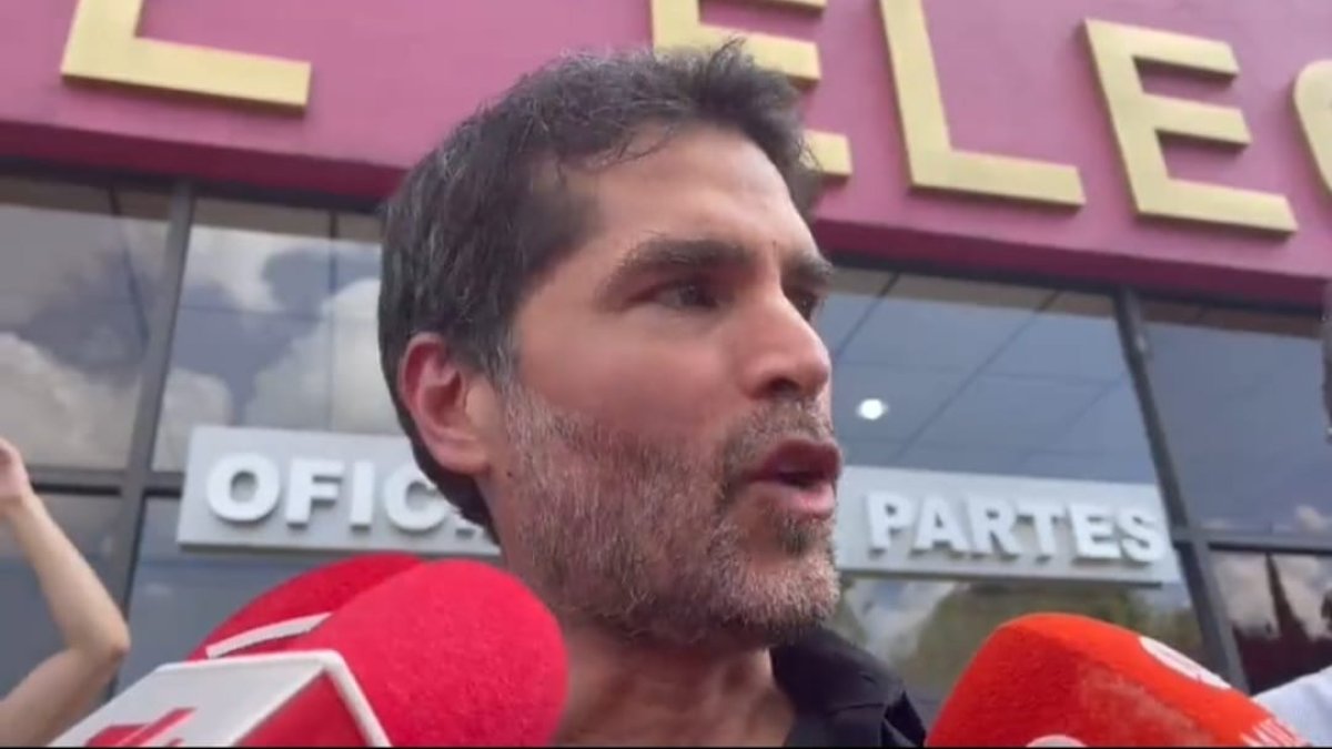 El actor presentó su candidatura oficial a la espera de la respuesta del INE.