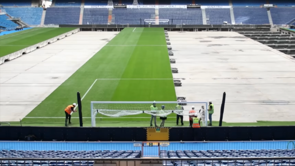 El sistema de césped retráctil permite guardar el campo de juego bajo tierra en un megainvernadero