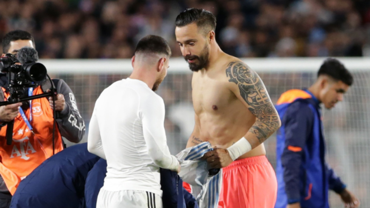 El intercambio de camiseta de Lionel Messi y Hernán Galíndez.