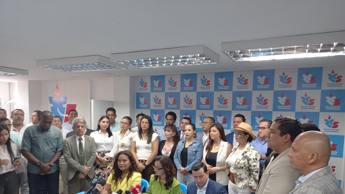 Integrantes del movimiento Revolución Ciudadana se pronunciaron en Guayaquil, la mañana de este viernes 8 de septiembre.