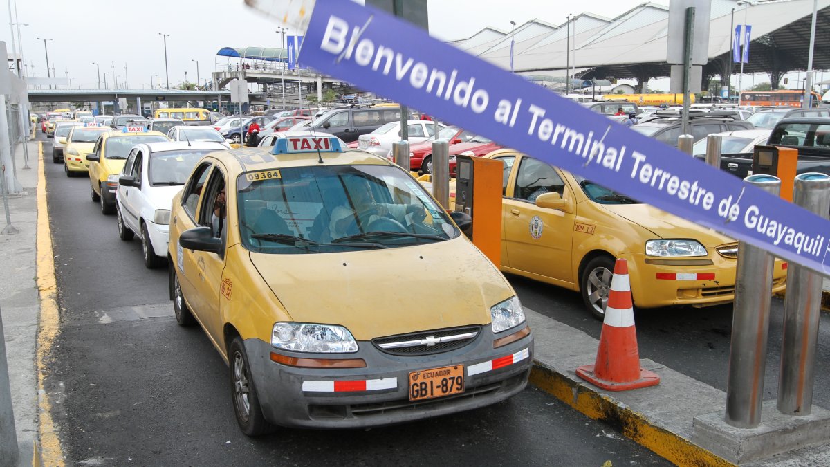 En las terminales terrestres Jaime Roldós Aguilera y Satélite Pascuales se cobrarán tasas por estacionamiento o parqueo.
