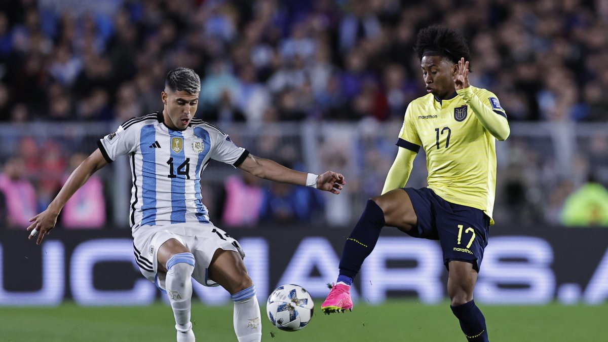 Exequiel Palacios (i) de Argentina disputa el balón con Angelo Preciado de Ecuador en el estadio Más Monumental en Buenos Aires (Argentina).