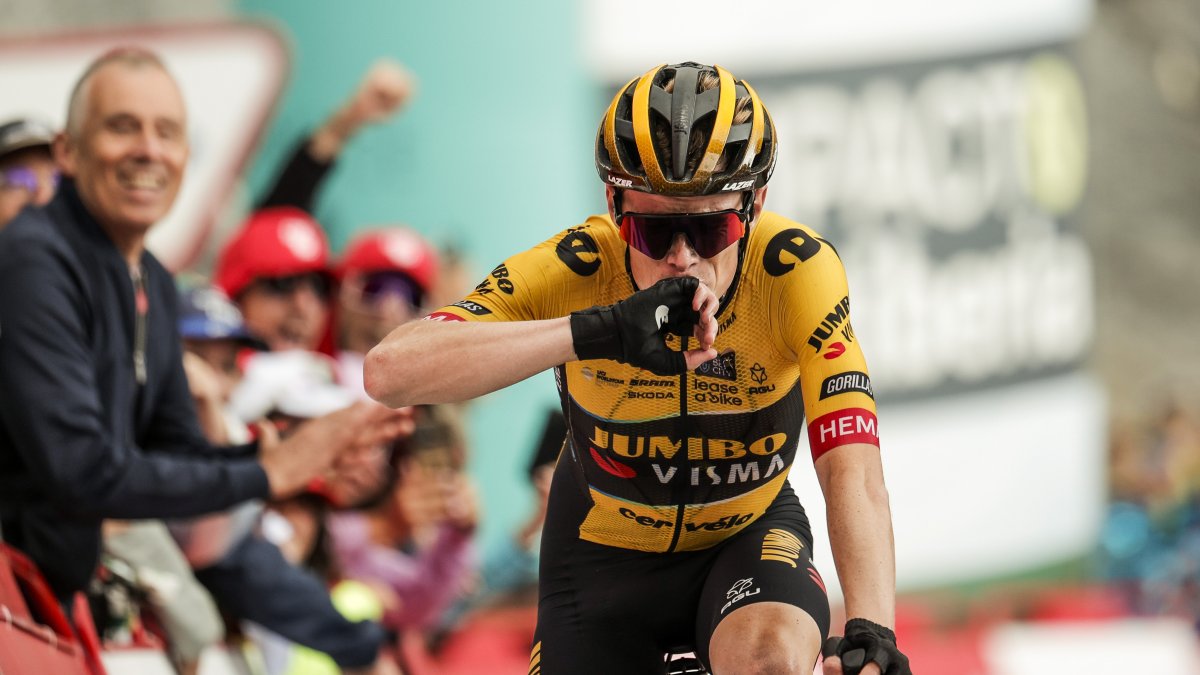 Vingegaard cruzó la línea de llegada enviando un beso a sus seguidores. Ahora el danés está más cerca de Kuss.