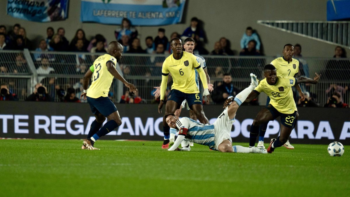 La marca de los defensores ecuatorianos anuló a Lionel Messi.