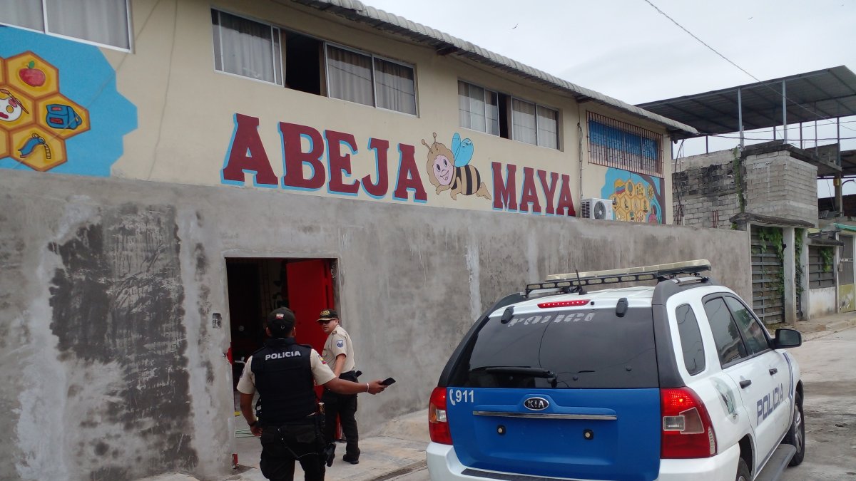 Agentes de la Policía inspeccionan el jardín escuela que sufrió un nuevo atentado en una ciudadela de Daule.