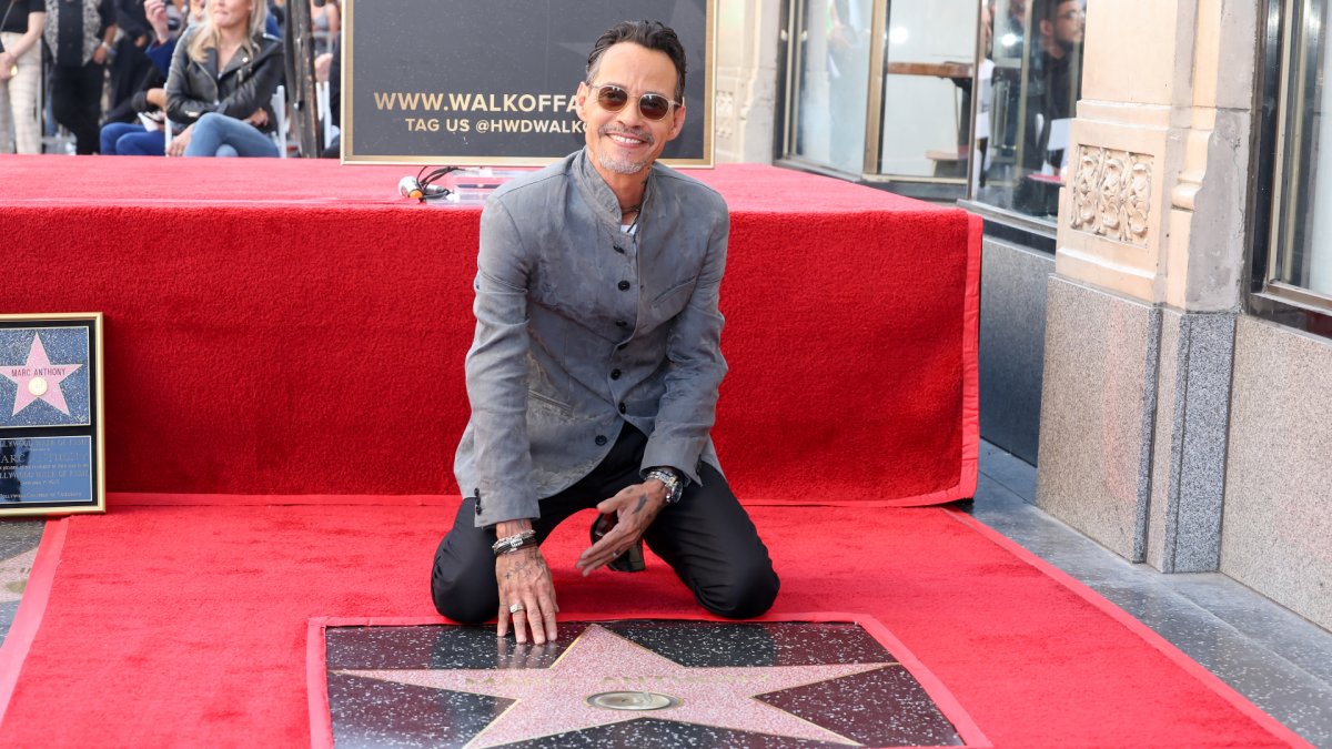 El salsero recibió su estrella en Hollywood.