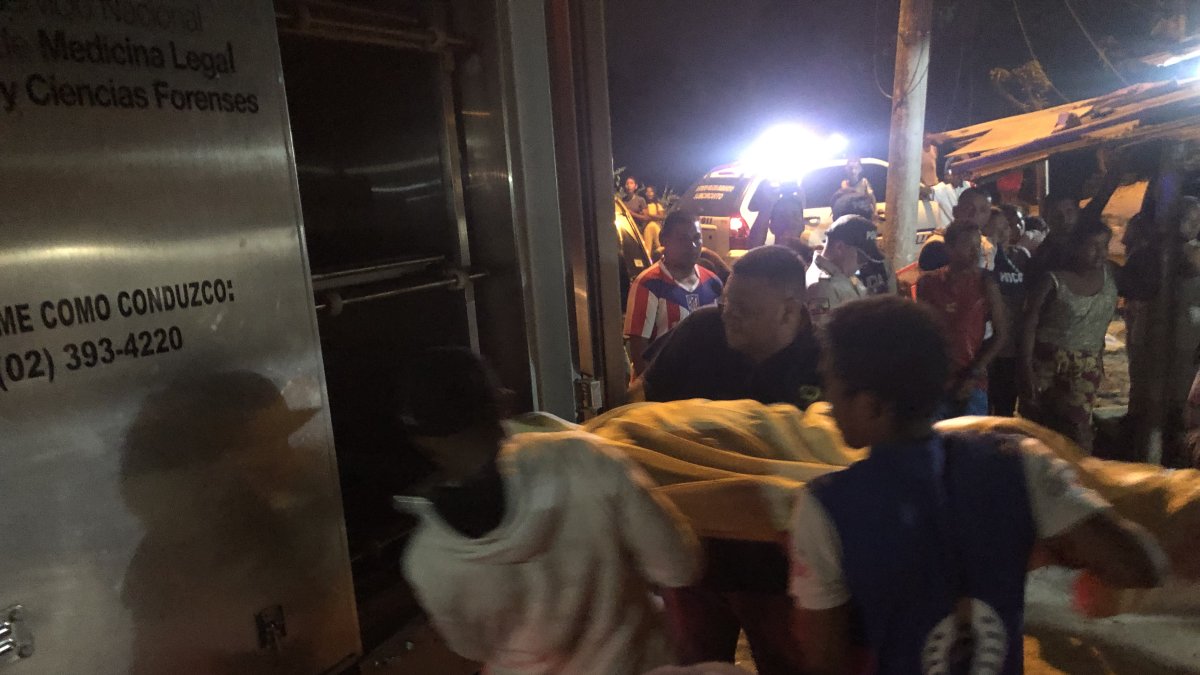 Personal de Medicina Legal retira el cuerpo de Byron Gurumendi