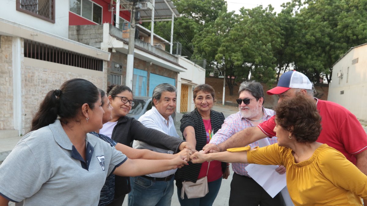 Los líderes de las siete etapas de Samanes unen sus puños para demostrar que trabajan de manera conjunta por la seguridad de su sector.