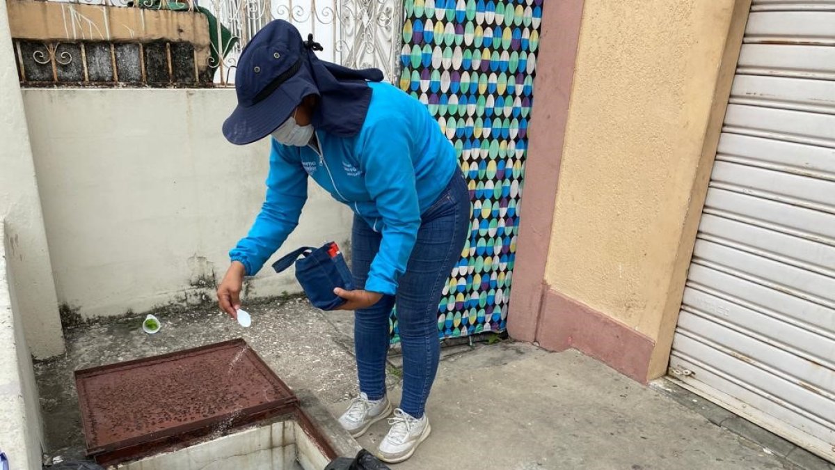 Miembros del Ministerio de Salud Pública interviene el sector de Sauces 1 para abatizar y eliminar criaderos de mosquitos