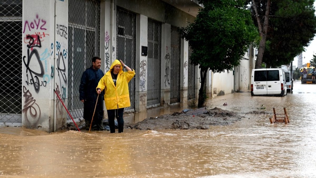La precipitación ha dejado las calles inundadas.