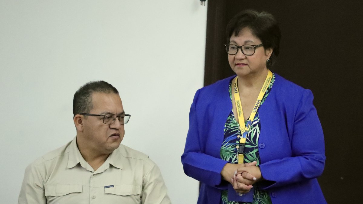 La directora Migdonia Ayestas junto con el ministro Gustavo Sanchez.
