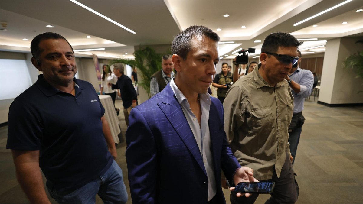 Daniel Noboa, candidato presidencial de Ecuador, llegando a una rueda de prensa.