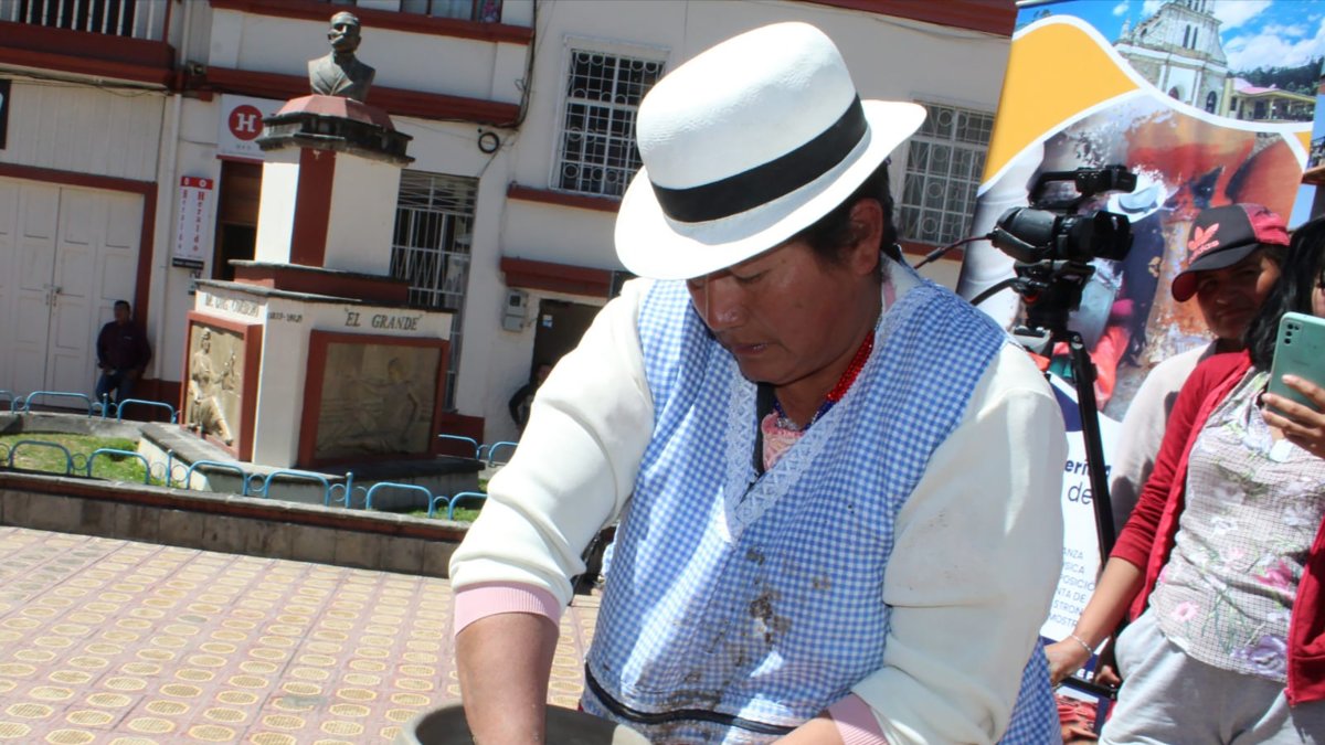 Una hacedora de ollas de barro muestra su destreza.