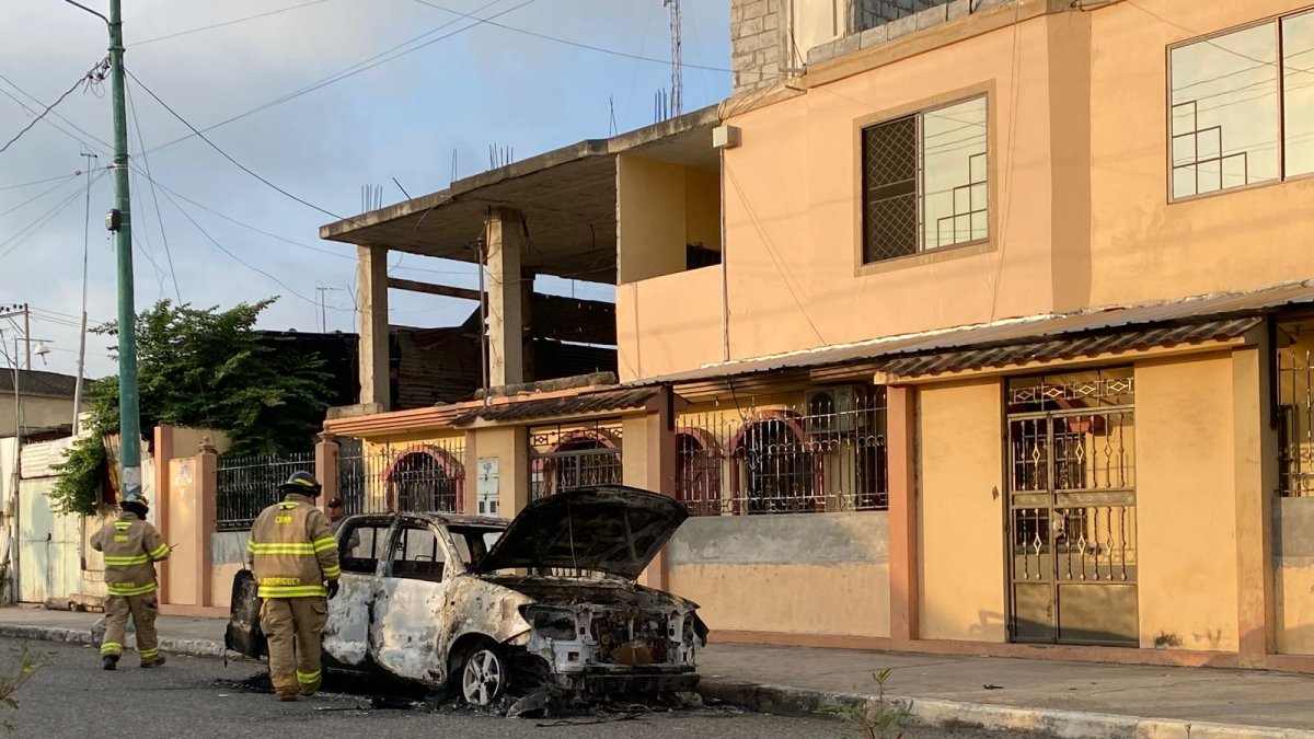 Ataques. Uno de los dos carros bomba que explotó la madrugada del viernes 8 en Puerto Bolívar.