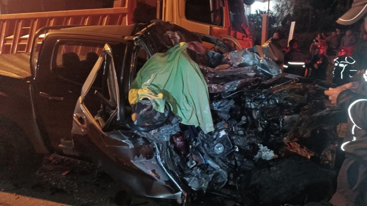 Siniestro. La camioneta quedó destrozada tras el impacto.