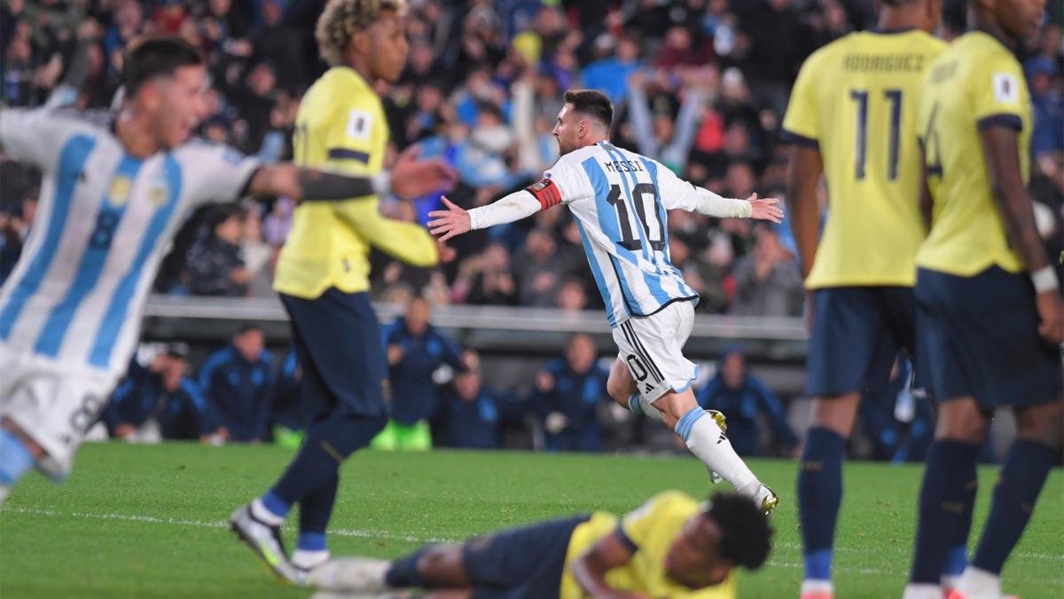Lionel Messi (c) fue el autor del único gol de la selección de Argentina, que venció a Ecuador.