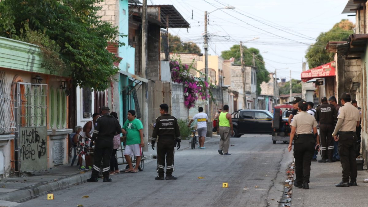 Personal de Criminalística se hizo presente para realizar pericias como mediciones y recolección de indicios balísticos.