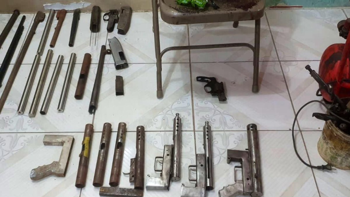 Parte del armamento decomisado en el operativo.