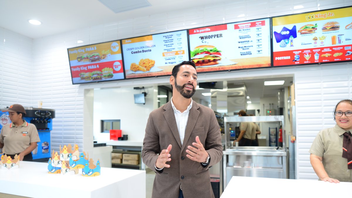 Julián Quintero, gerente de Burger King en Ecuador, en uno de los locales de Guayaquil.