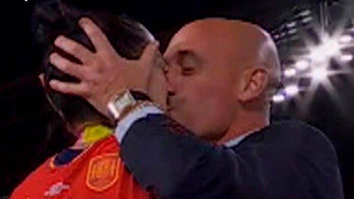 El beso de Rubiales ha dado la vuelta al mundo y ha desatado un sinnúmero de comentarios.
