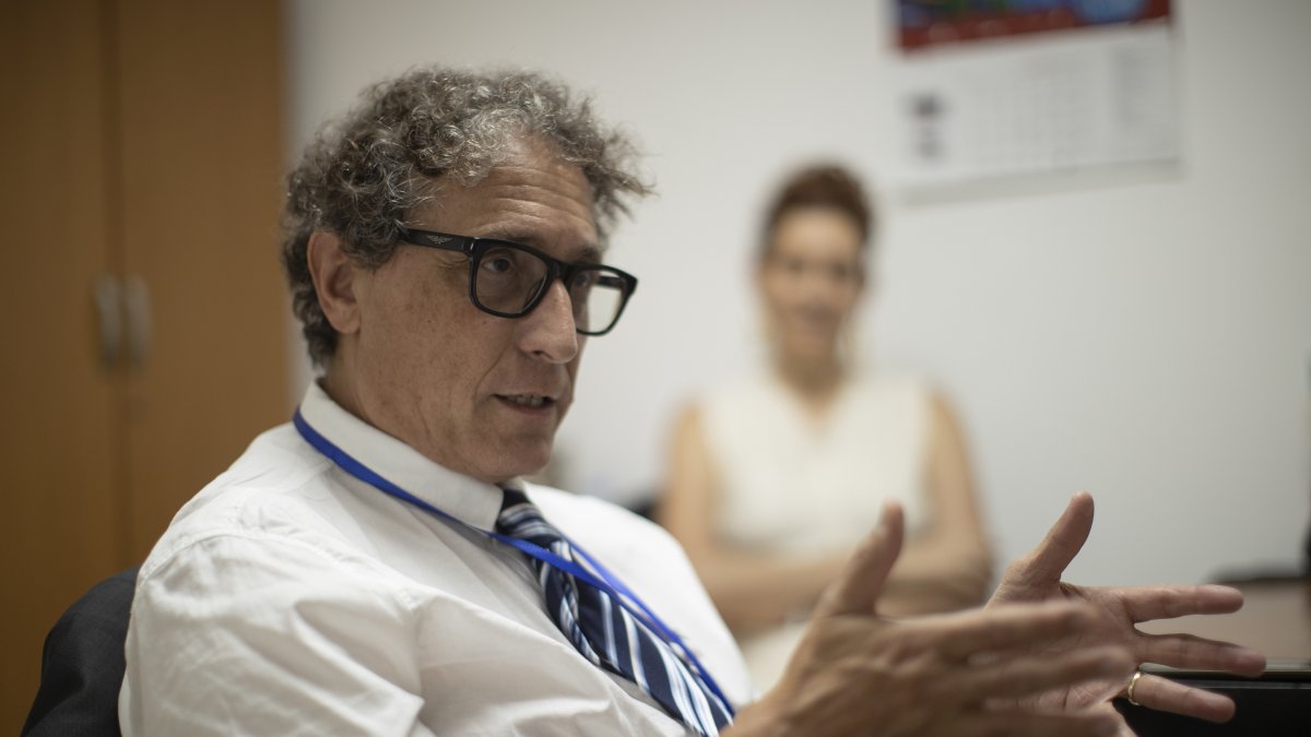 El argentino-israelí Adolfo Roitman, curador de los rollos del mar Muerto y director del Santuario del Libro del Museo de Israel en Jerusalén, habla durante una entrevista con EFE.